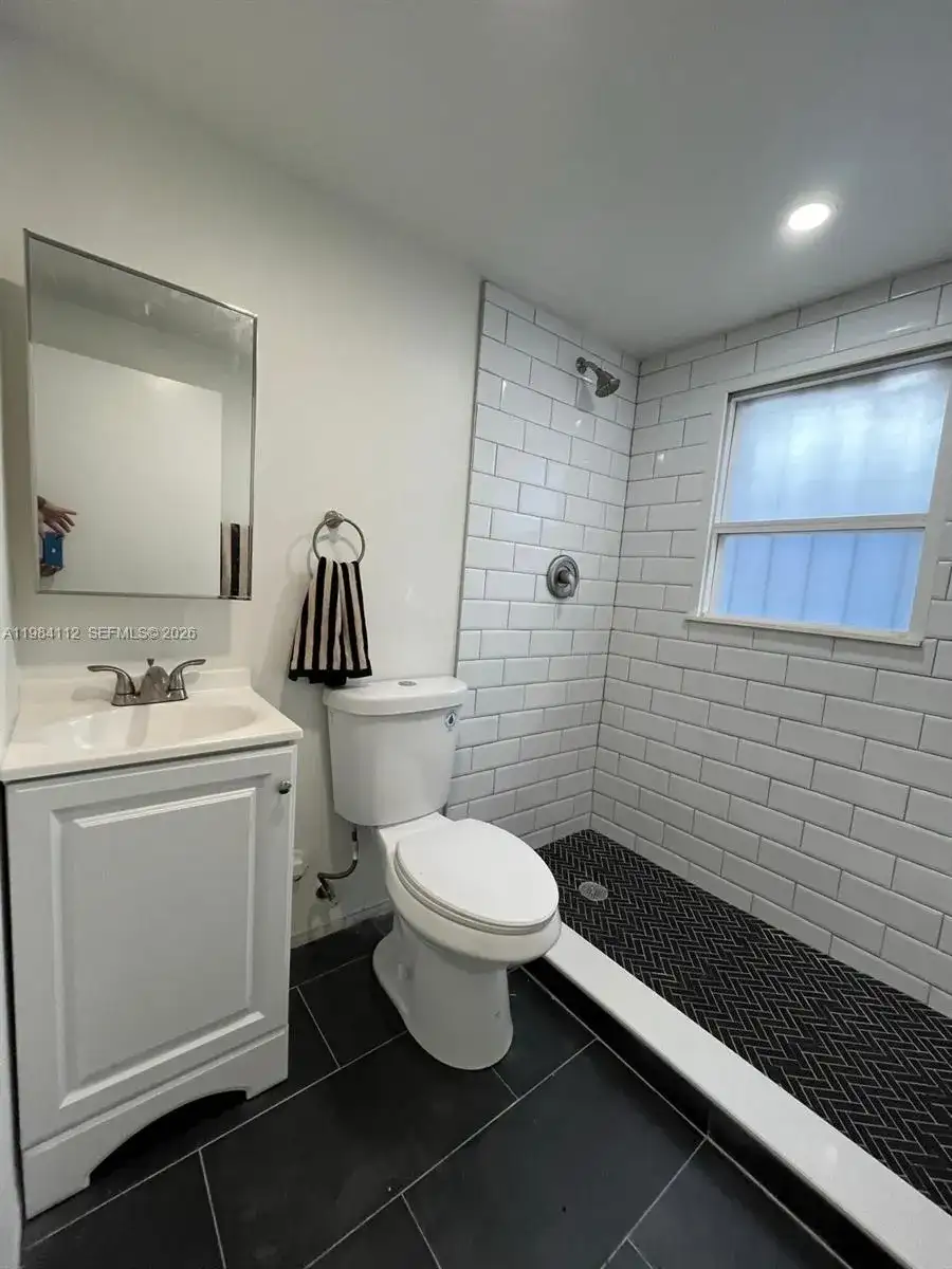 140 NW 13th St, Miami FL 33136 photo 3