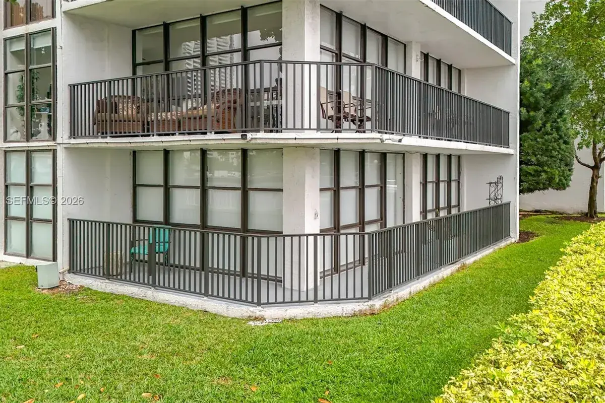 1000 Parkview Dr # 121, Hallandale Beach FL 33009