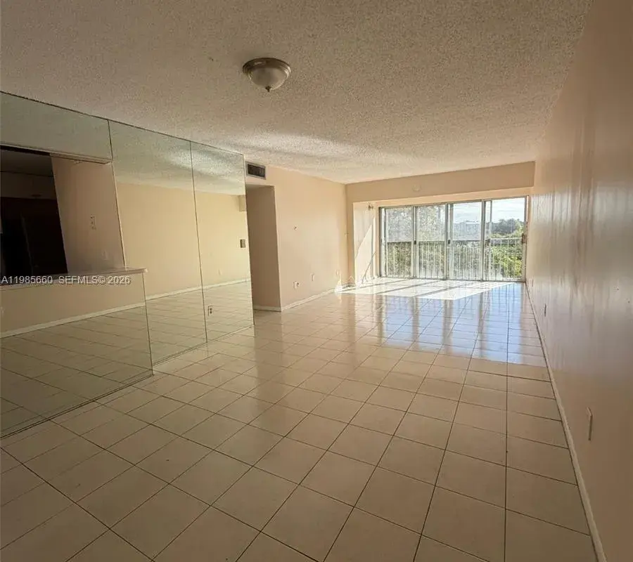 9180 Fontainebleau Blvd # 401, Miami FL 33172