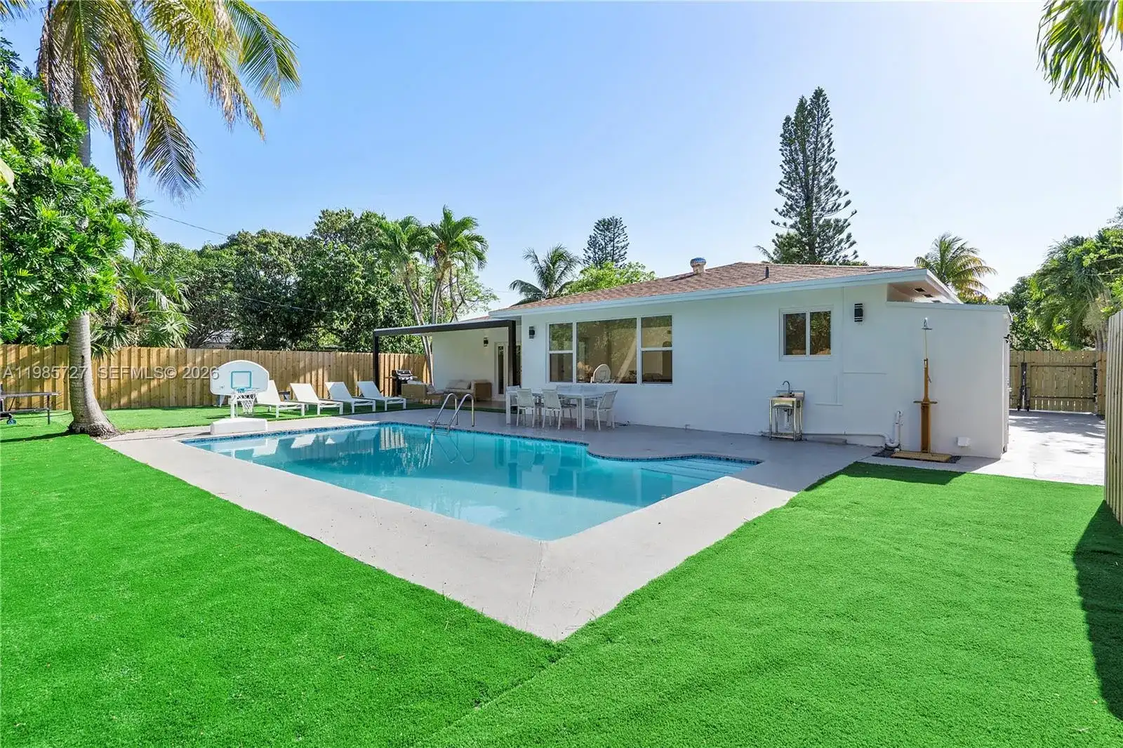 10801 Peachtree Dr, Miami FL 33161 photo 2