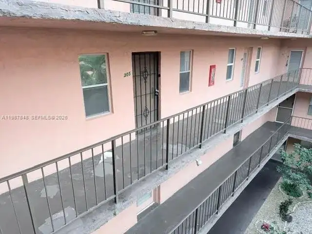 2841 Somerset Dr # 305, Lauderdale Lakes FL 33311 photo 2