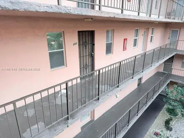 2841 Somerset Dr # 305, Lauderdale Lakes FL 33311