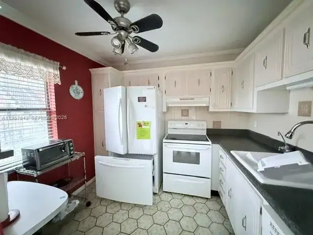 2841 Somerset Dr # 305, Lauderdale Lakes FL 33311 photo 3