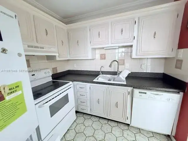 2841 Somerset Dr # 305, Lauderdale Lakes FL 33311 photo 4