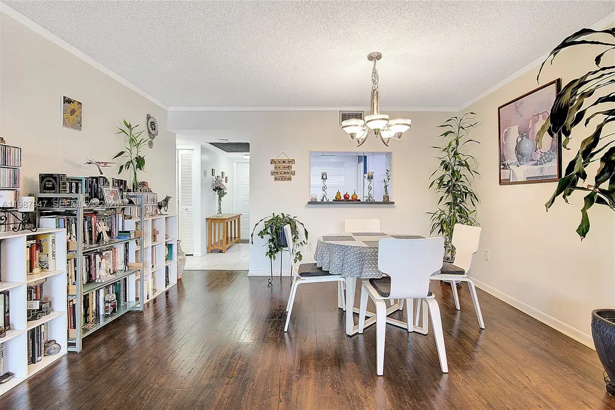 1100 Colony Point Cir # 302, Pembroke Pines FL 33026