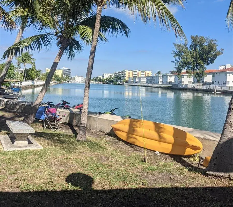 7735 Hawthorne Ave, Miami Beach FL 33141