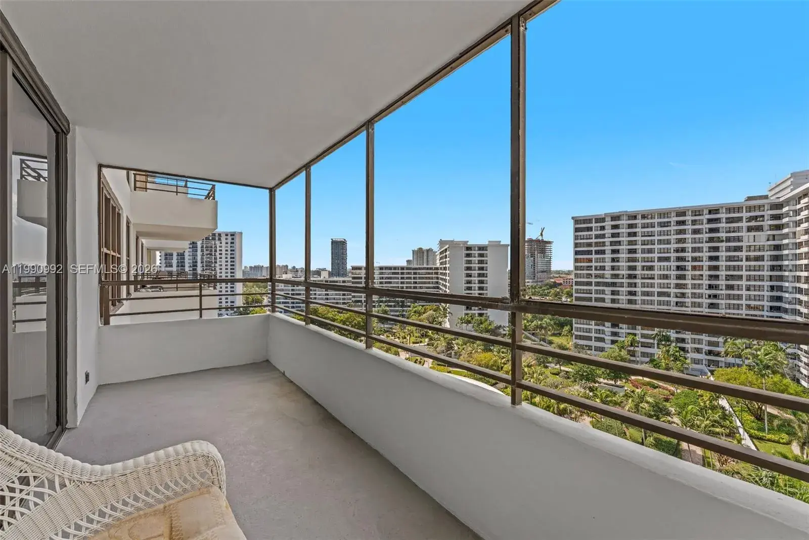 2500 PARKVIEW DR # 1418, Hallandale Beach FL 33009