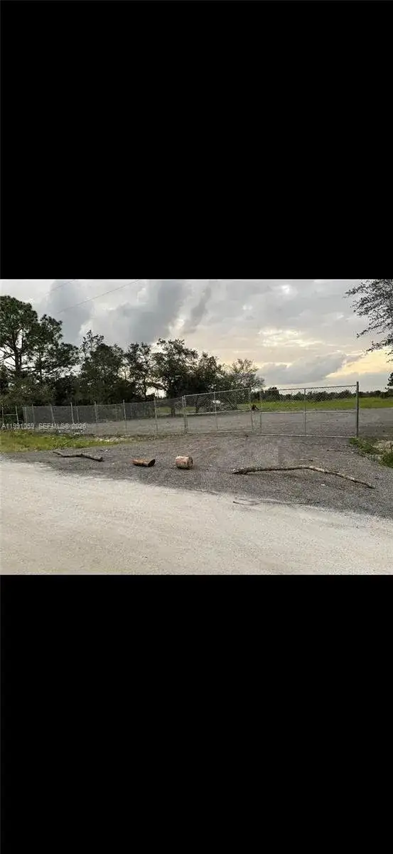 281 AVENIDA DEL CENTRO MONTURA, Clewiston FL 33440 photo 2