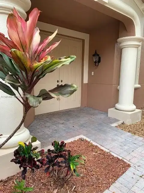 2800 Kinsington Cir, Weston FL 33332