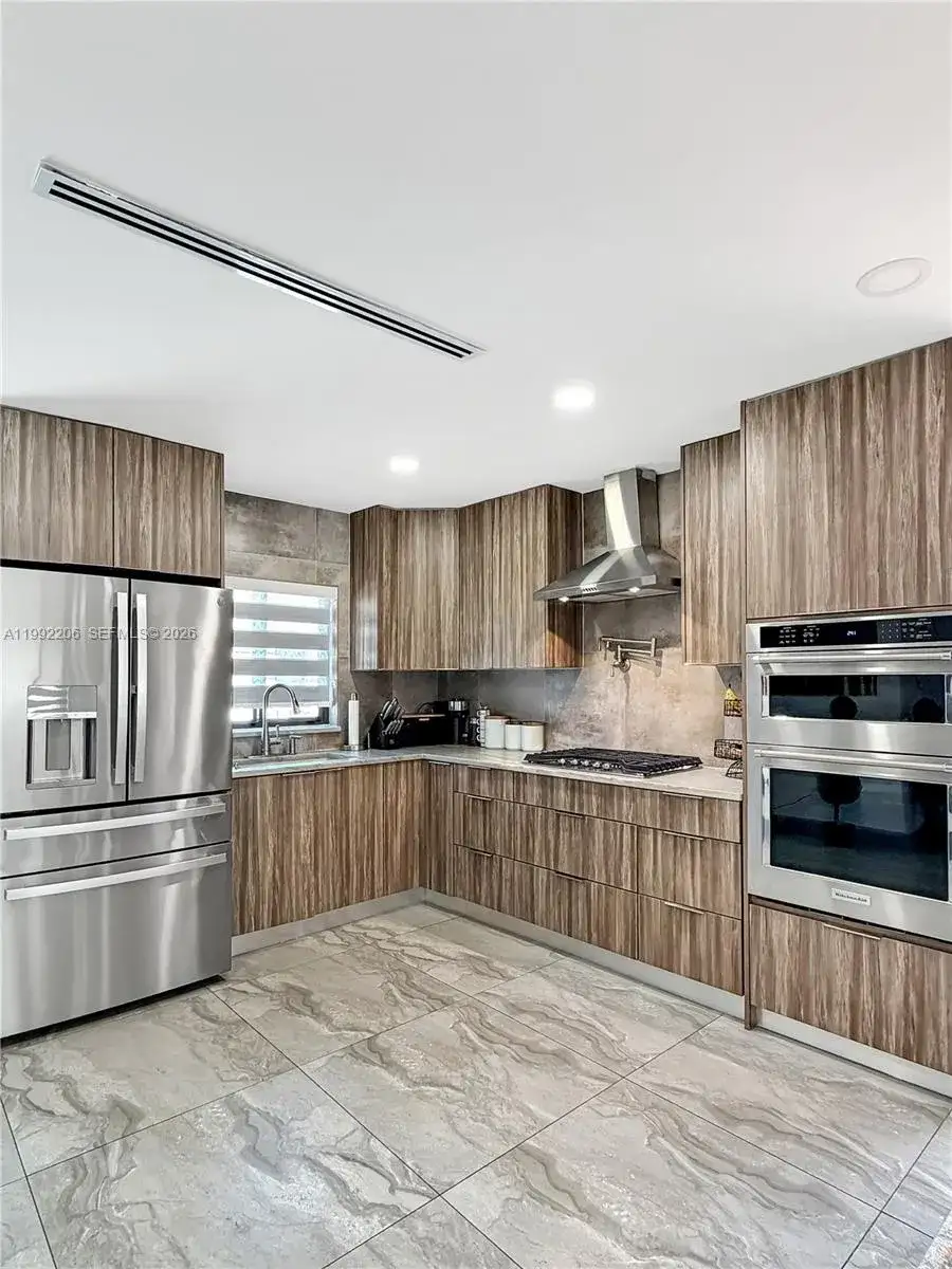 233 W 39th Pl, Hialeah FL 33012 photo 5