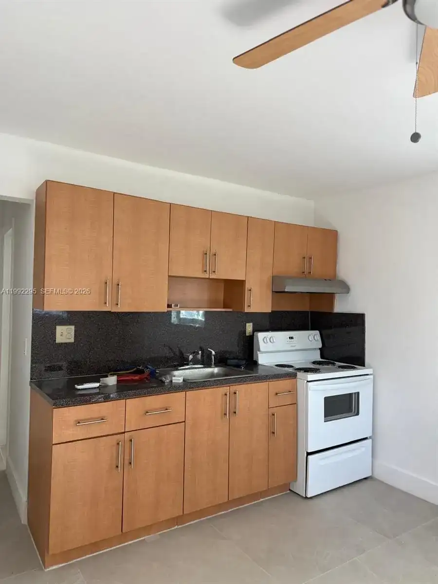 242 SW 11th St # 1, Dania Beach FL 33004