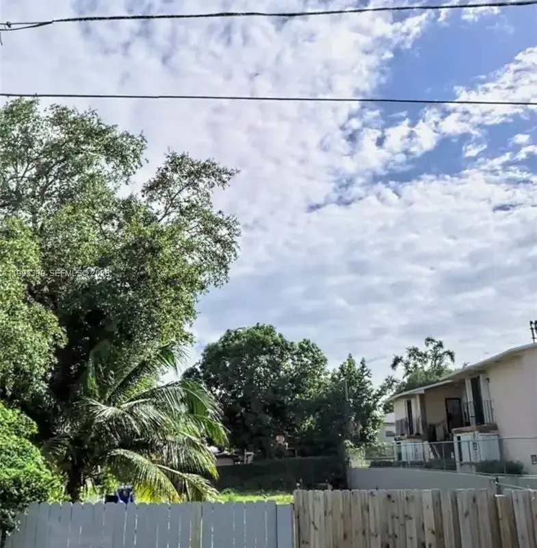 542 SW 2nd St, Miami FL 33130
