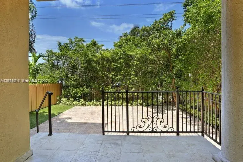 592 Fernwood Rd # B, Key Biscayne FL 33149