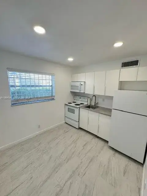 30 SE 4th Ave # 109, Hallandale Beach FL 33009 photo 4