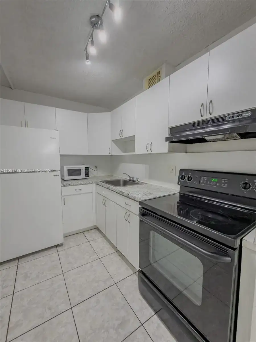 8411 NW 8th St # 301, Miami FL 33126 photo 4