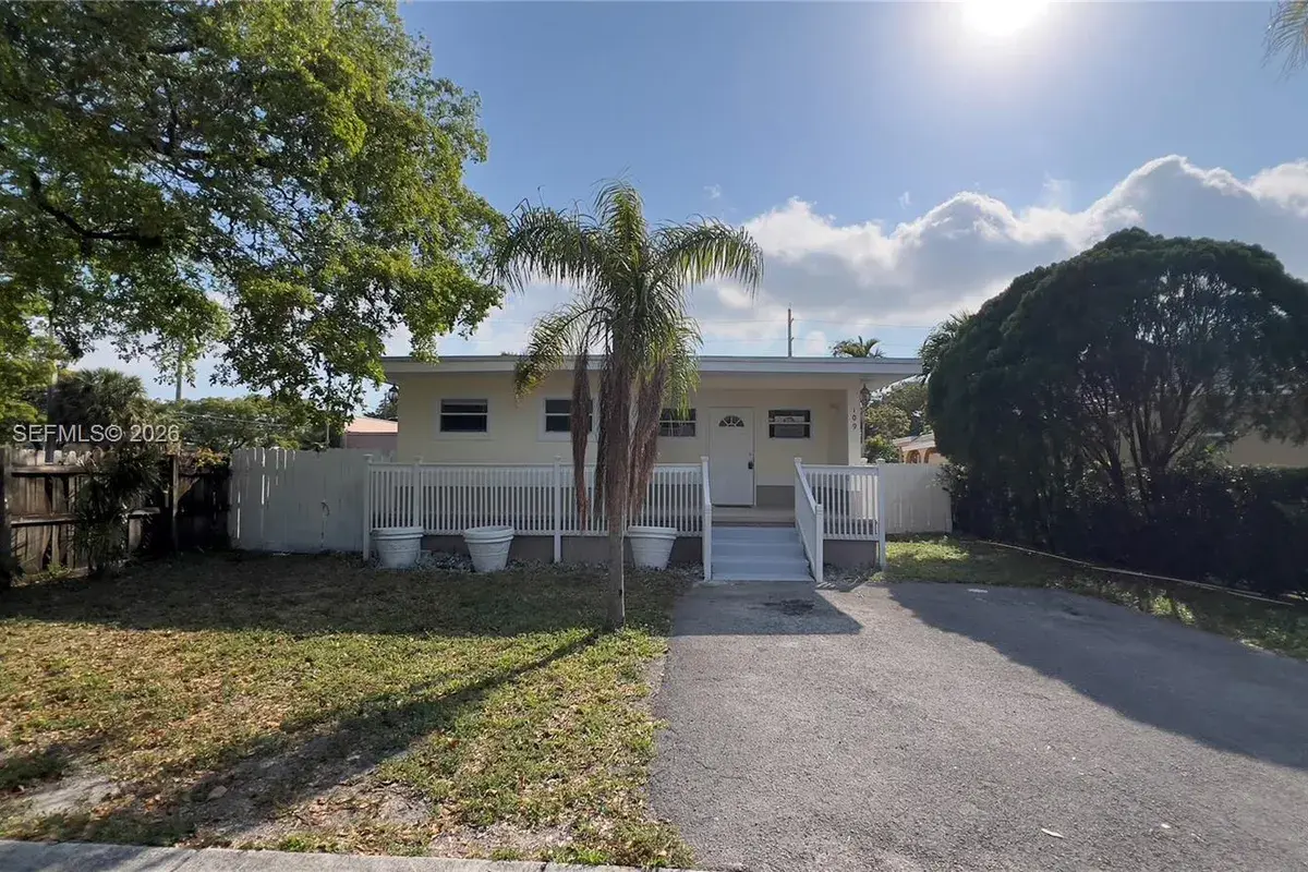 109 SW 1st Ave, Hallandale Beach FL 33009