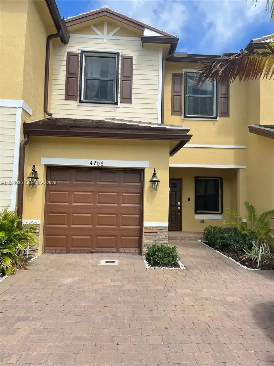 4706 Santa Cruz Way, Davie FL 33314