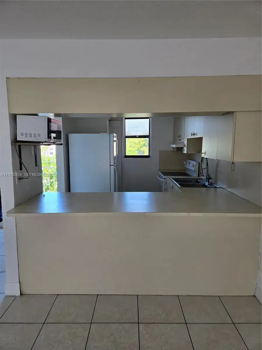 8425 NW 8th St # 409, Miami FL 33126 photo 3