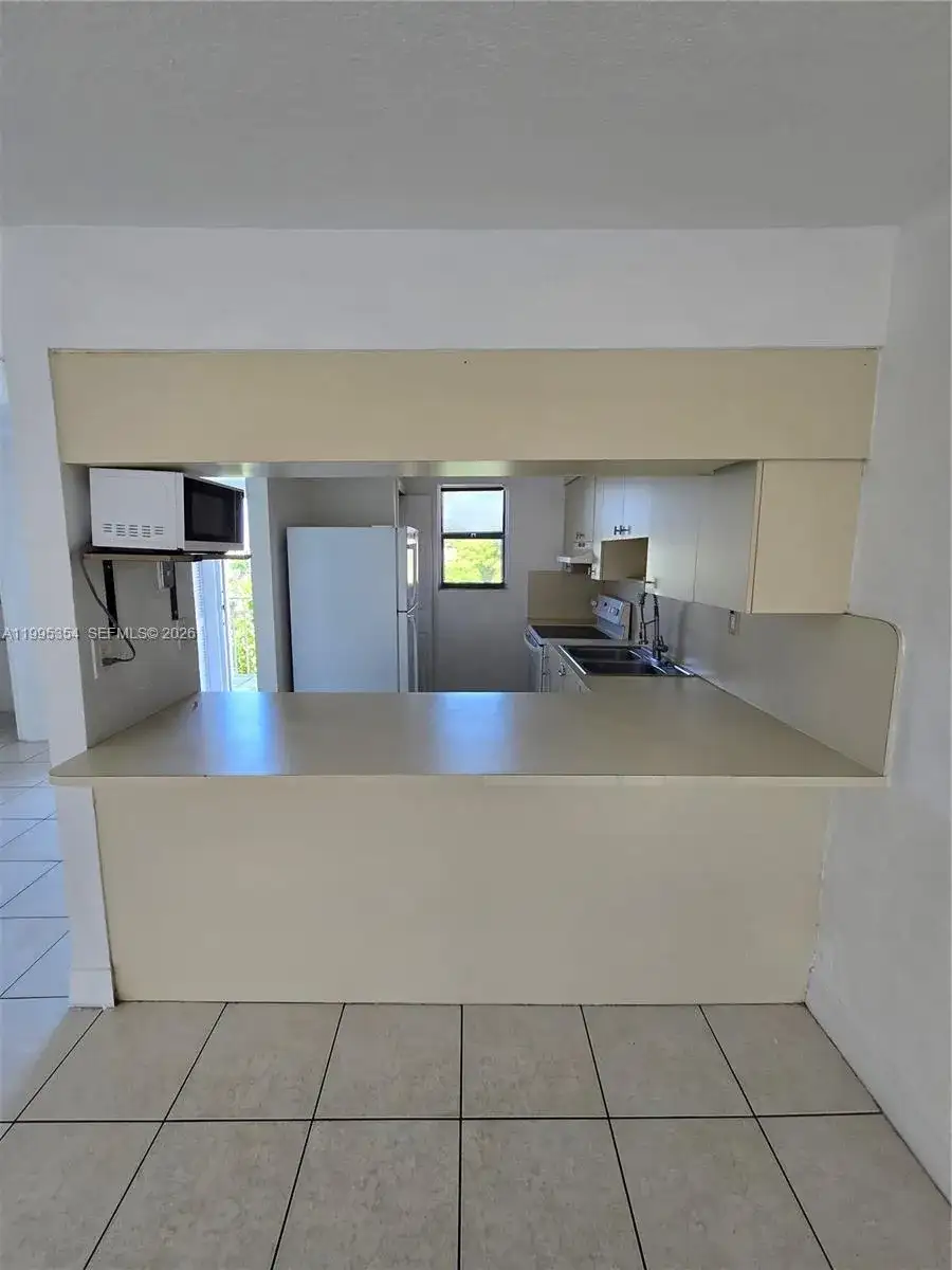 8425 NW 8th St # 409, Miami FL 33126 photo 4