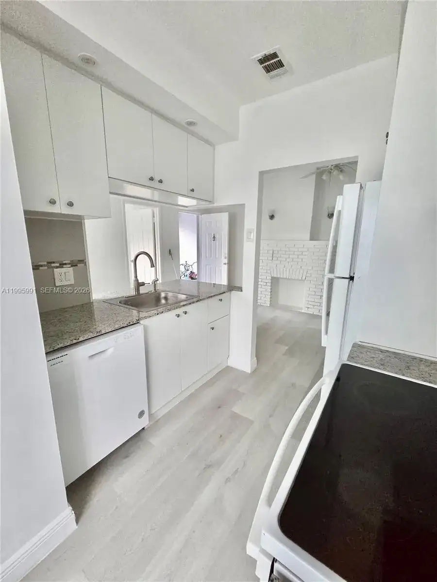 568 SW 3rd St # 566, Miami FL 33130 photo 3