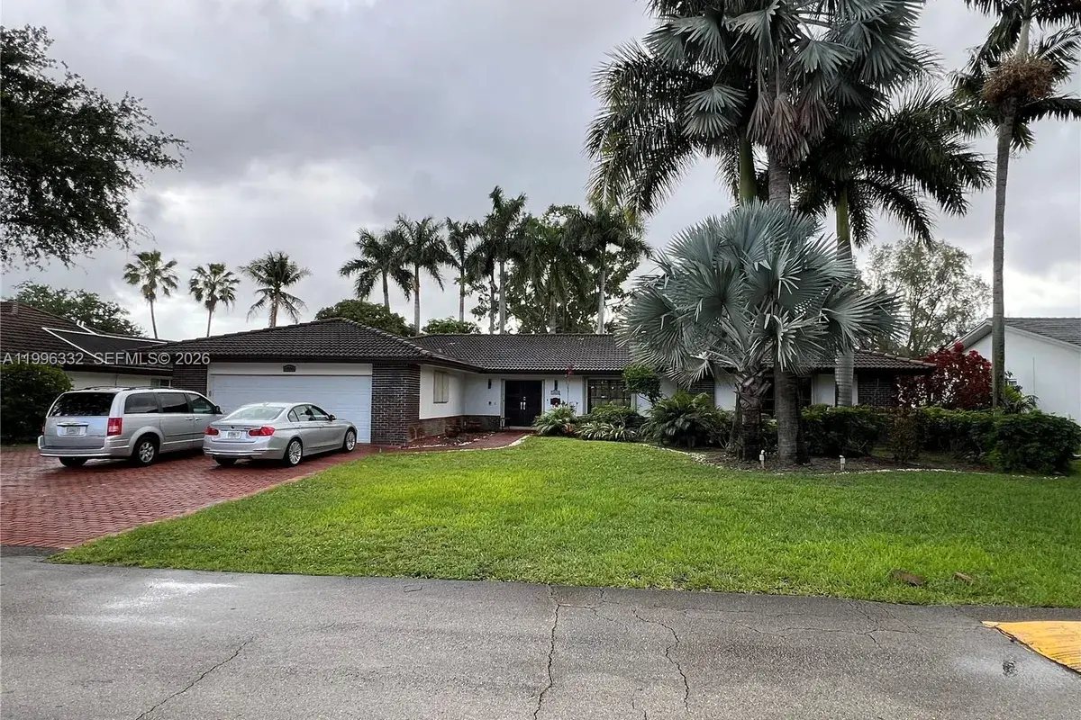 19265 E Saint Andrews Dr, Hialeah FL 33015