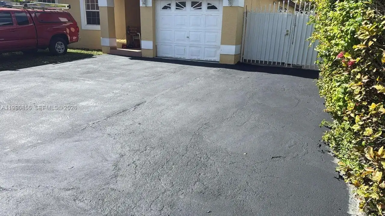 19712 NW 82nd Pl, Hialeah FL 33015 photo 3