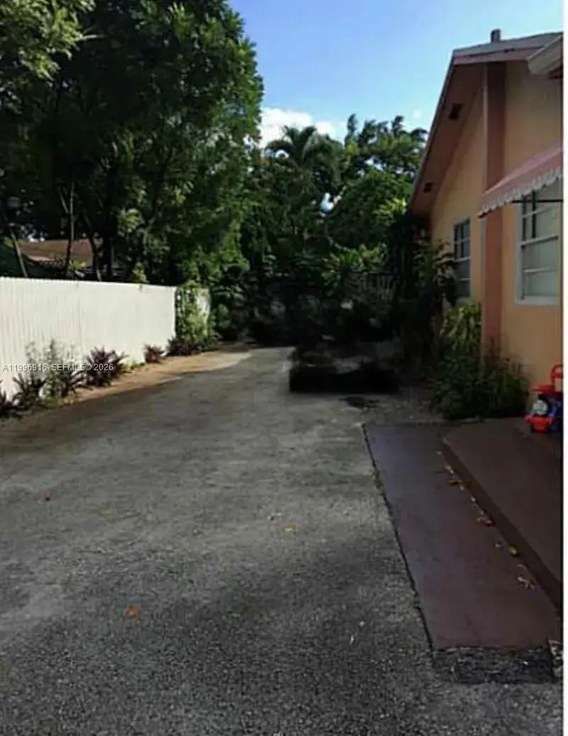 2528 SW 16th St, Miami FL 33145