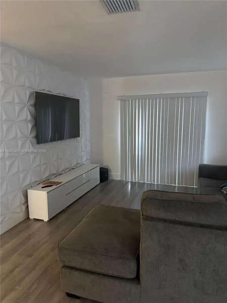 502 NE 163rd St, Miami FL 33162 photo 2