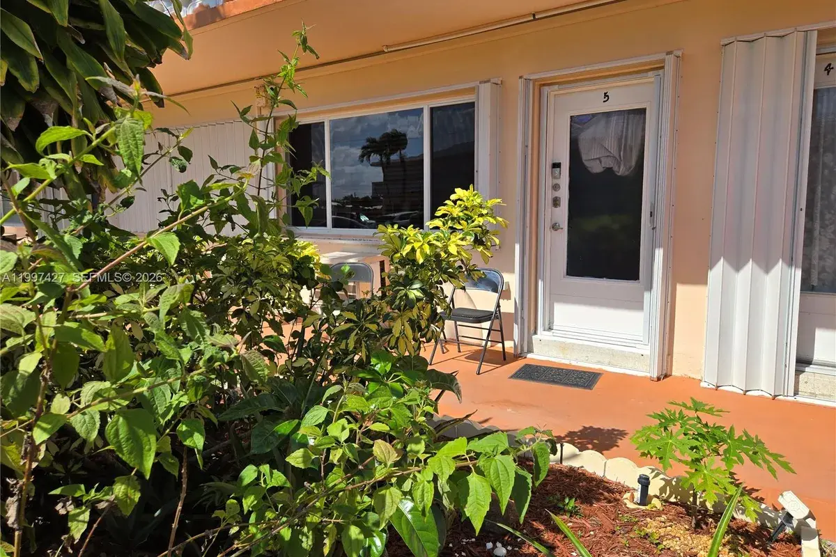 820 SW 11th Ave # 5B, Hallandale Beach FL 33009