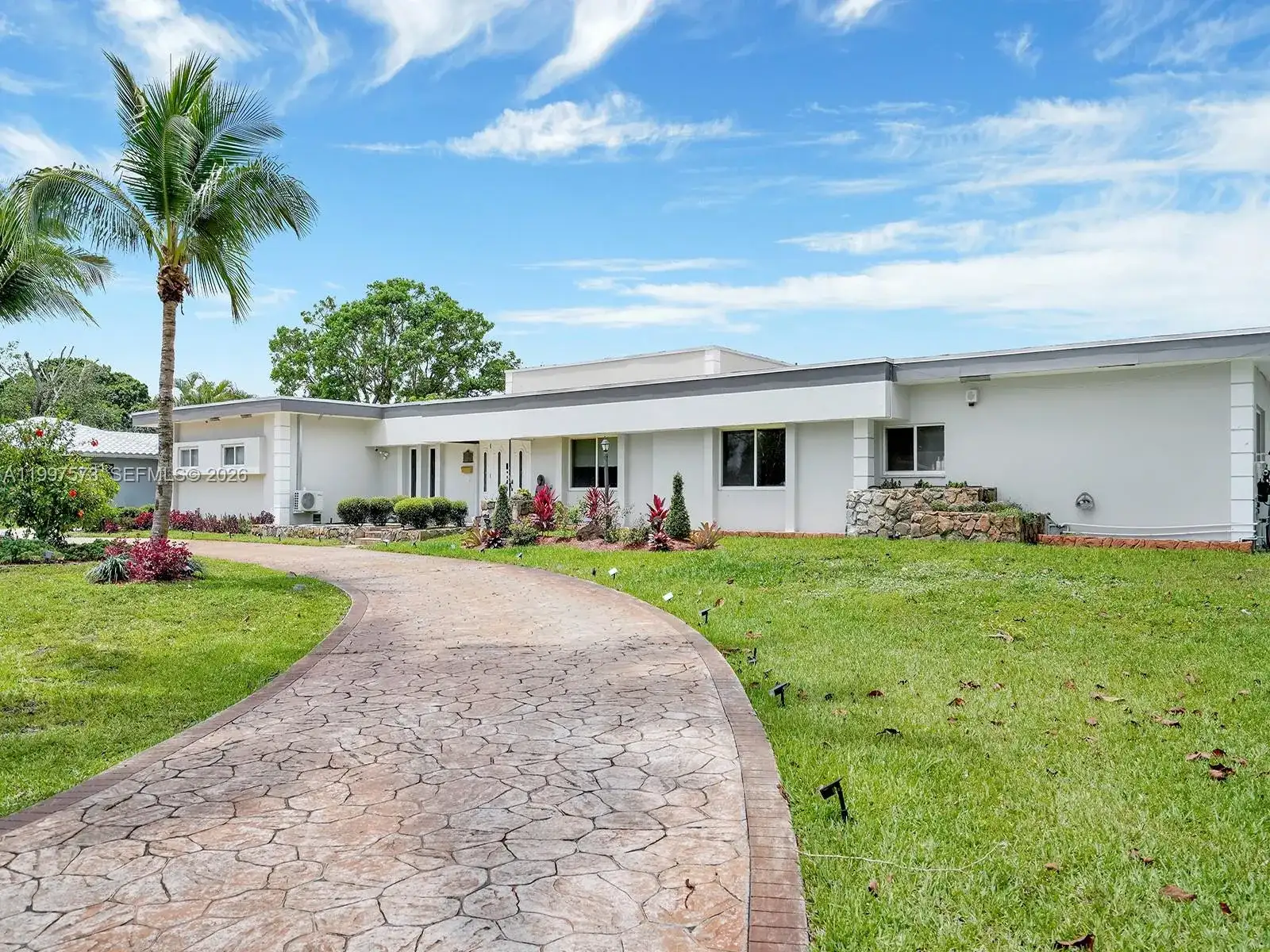 621 E Tropical Way, Plantation FL 33317 photo 2