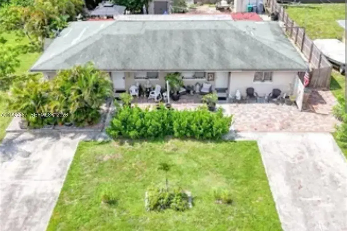 712 SE 8th St, Cape Coral FL 33990