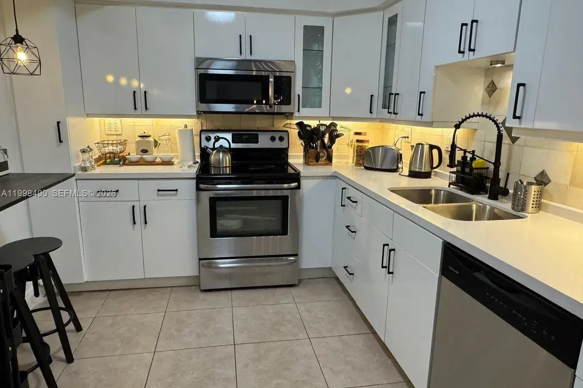 3600 Mystic Pointe Dr # 910, Aventura FL 33180