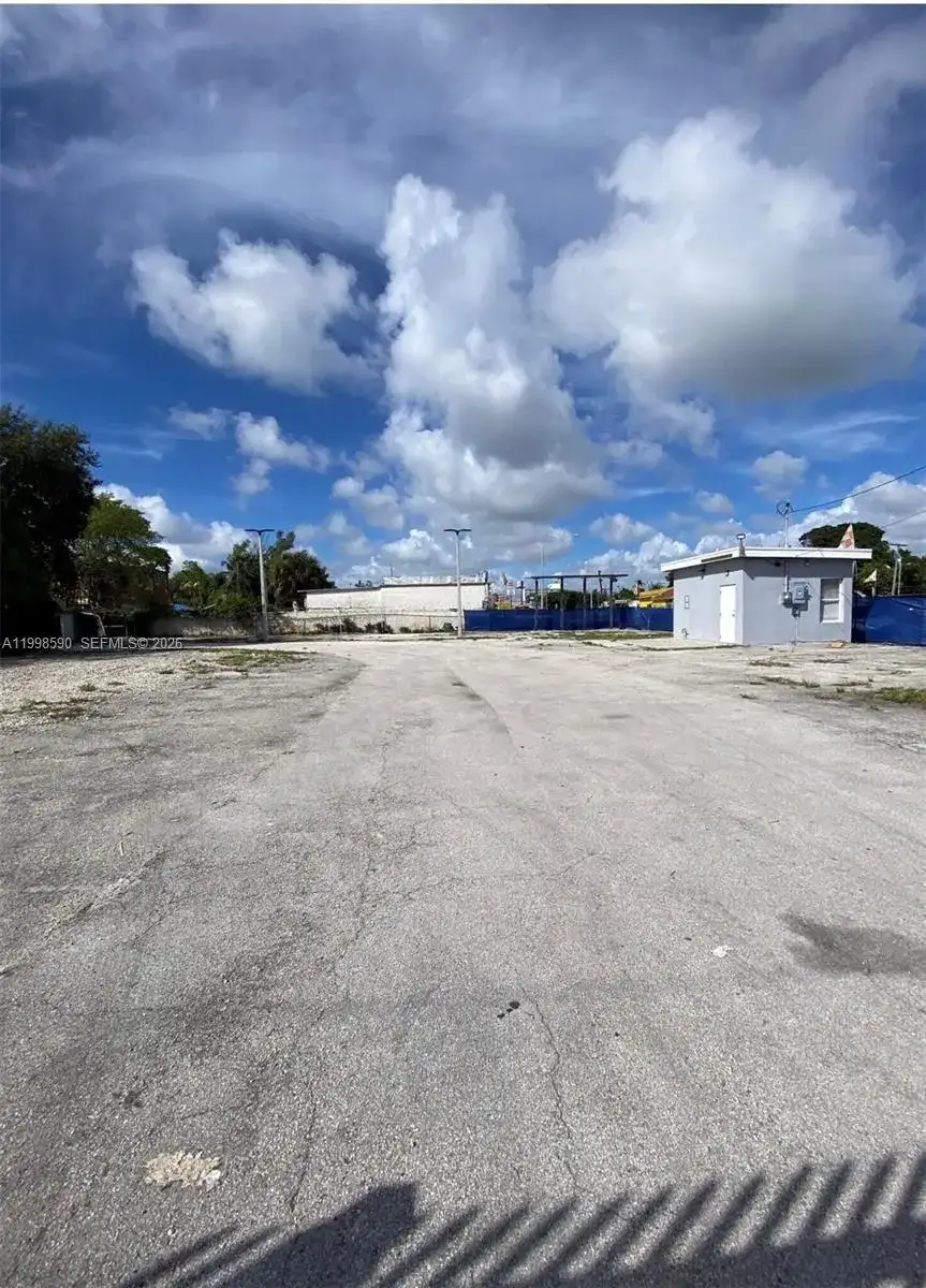 300 NW 79th St, Miami FL 33150 photo 2