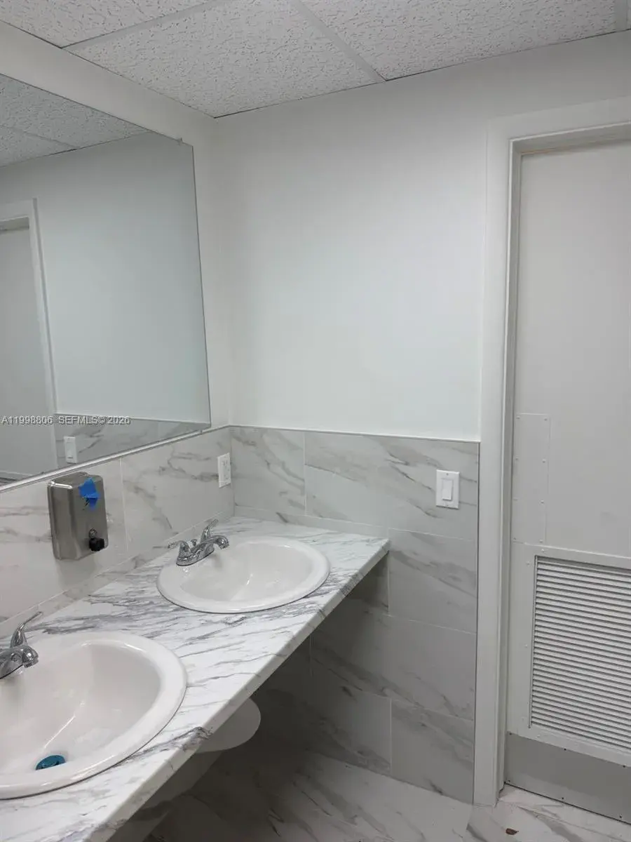 2876 E Oakland Park Blvd, Fort Lauderdale FL 33306