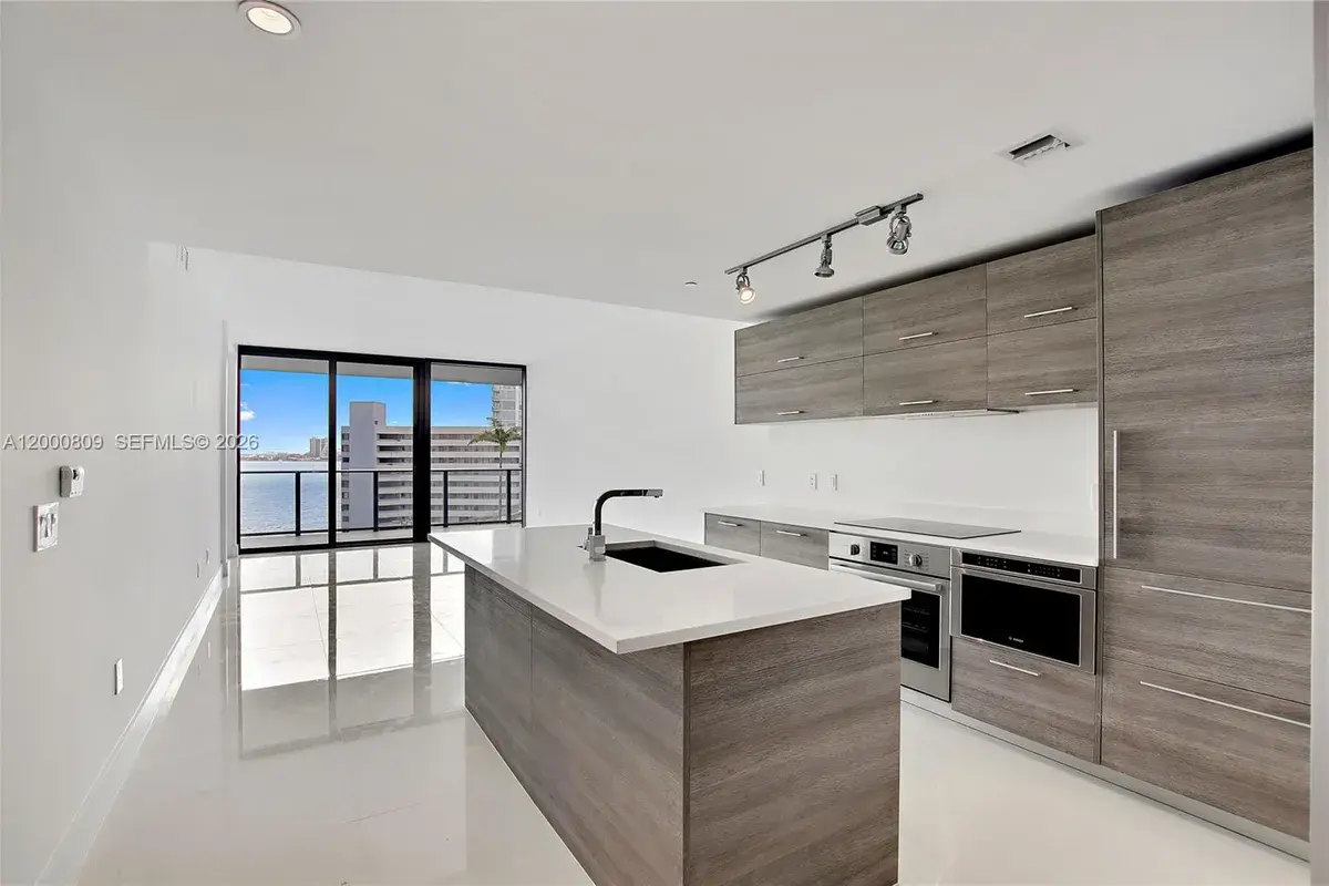 650 NE 32th St # 706, Miami FL 33137