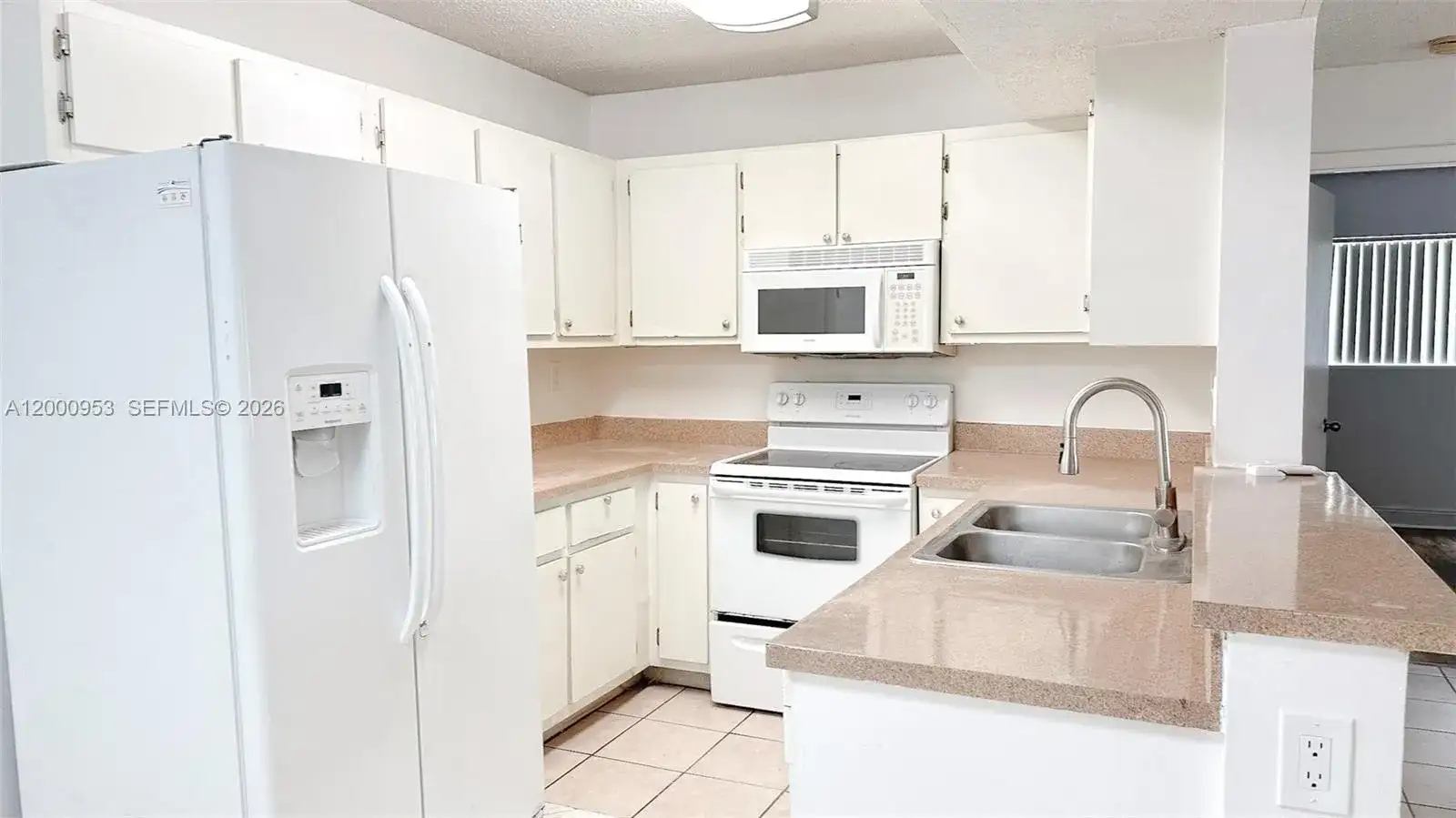 9491 S Palm Cir S # 103, Pembroke Pines FL 33025 photo 2