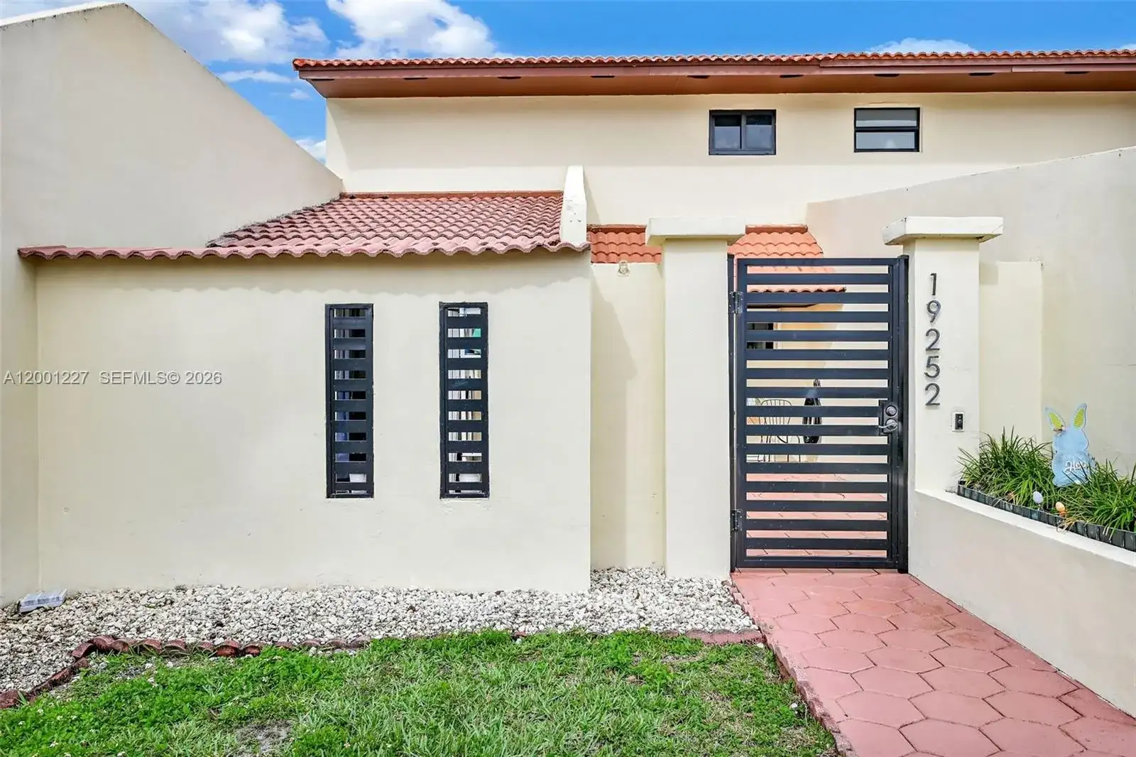 19252 NW 65th Ct, Hialeah FL 33015 photo 2