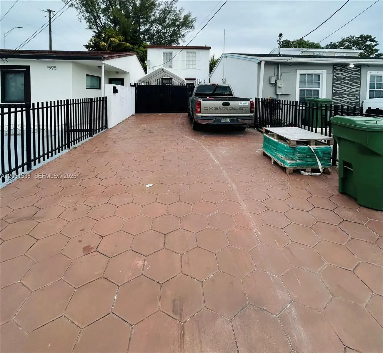 1589 W 73rd St, Hialeah FL 33014