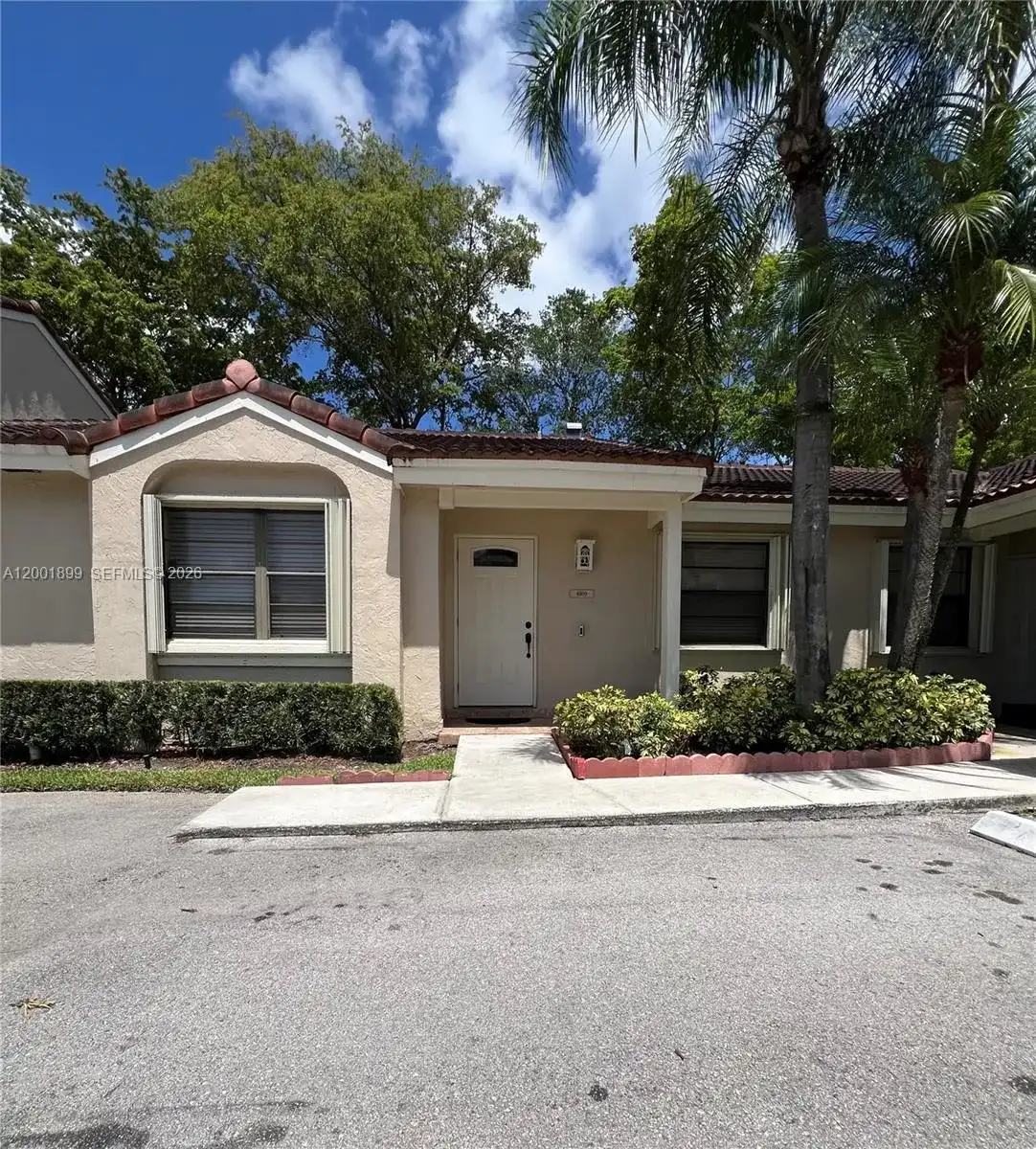 6109 NW 171st St, Hialeah FL 33015