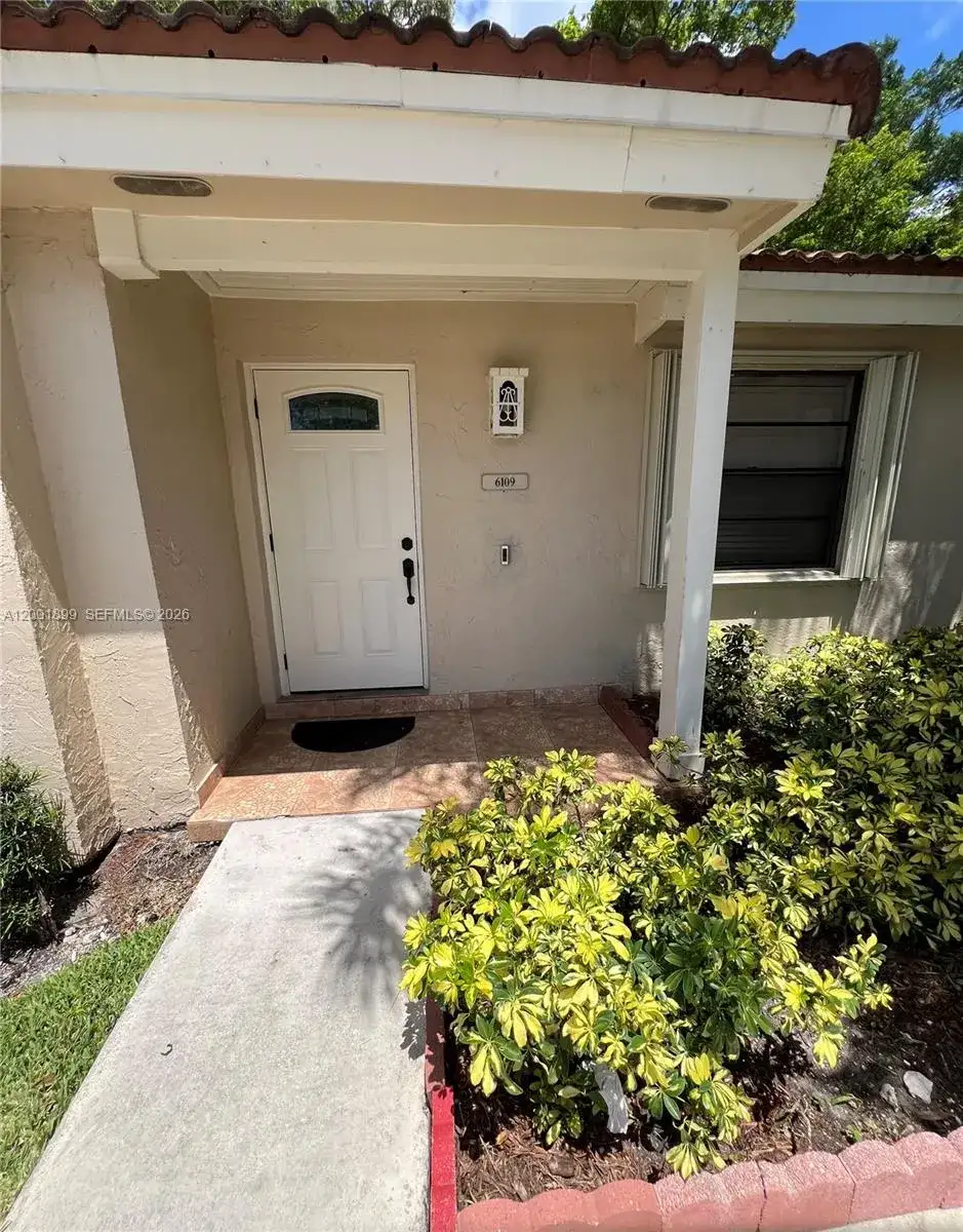 6109 NW 171st St, Hialeah FL 33015 photo 2