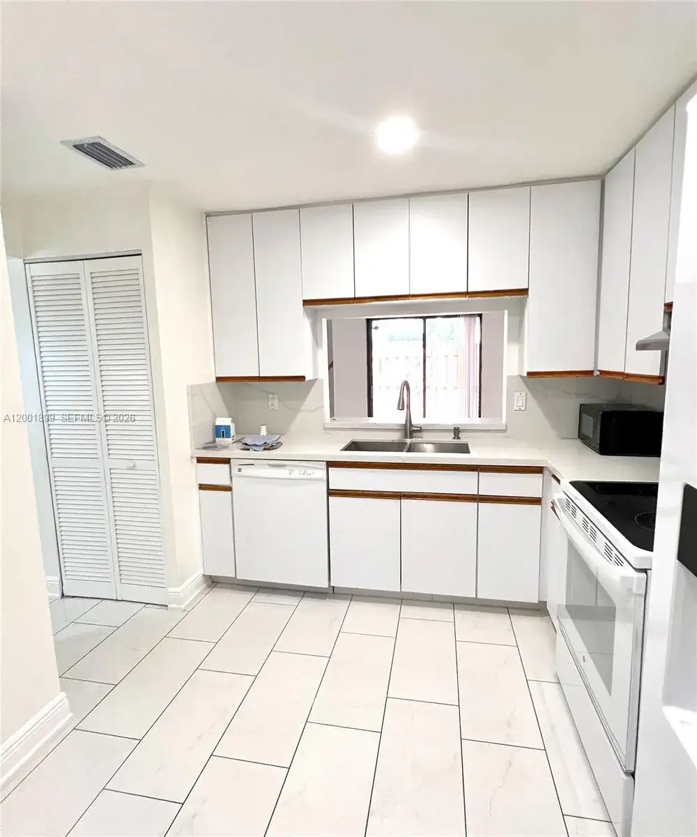 6109 NW 171st St, Hialeah FL 33015 photo 5