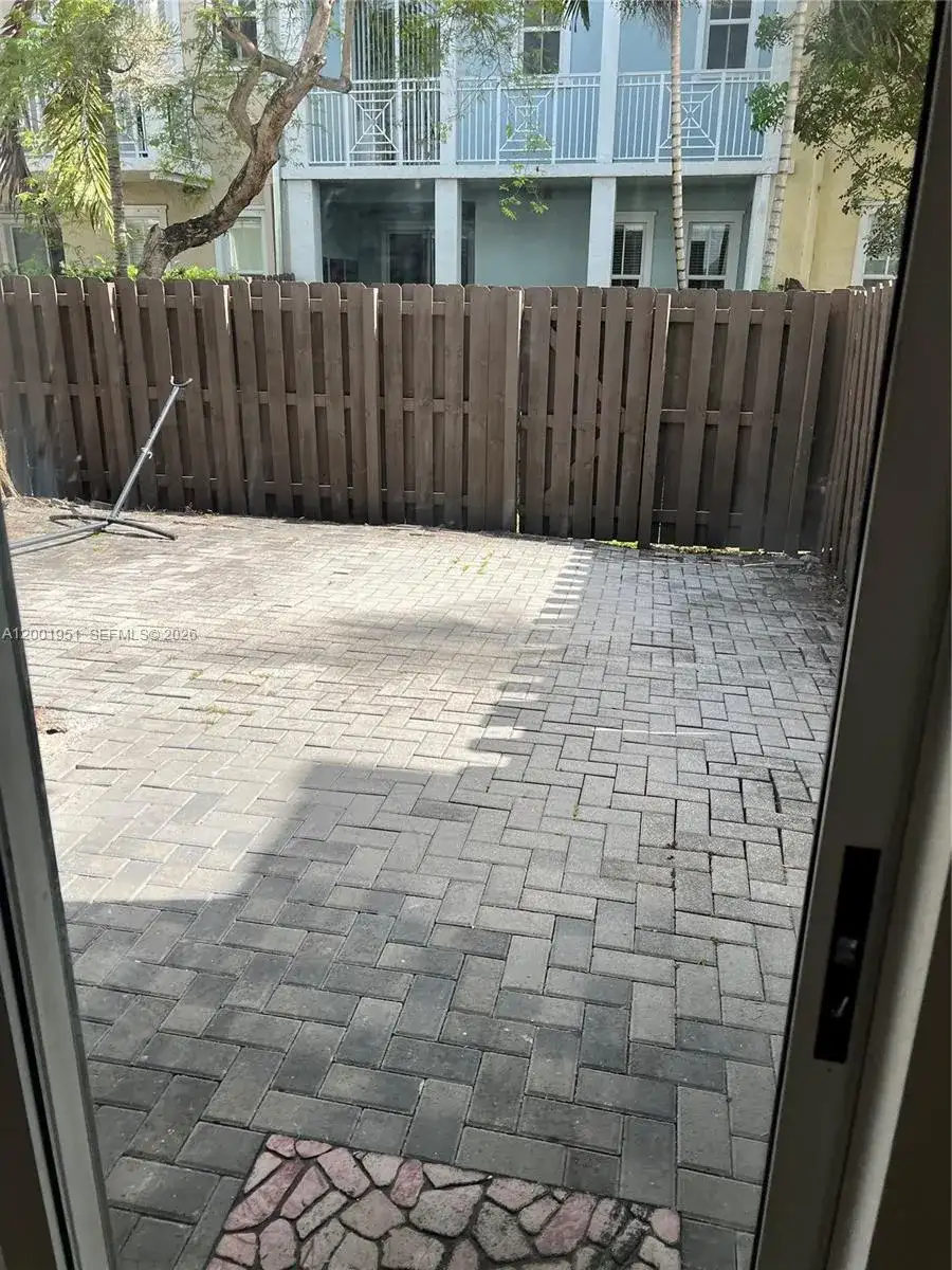 11440 NW 75th Ter, Doral FL 33178 photo 2