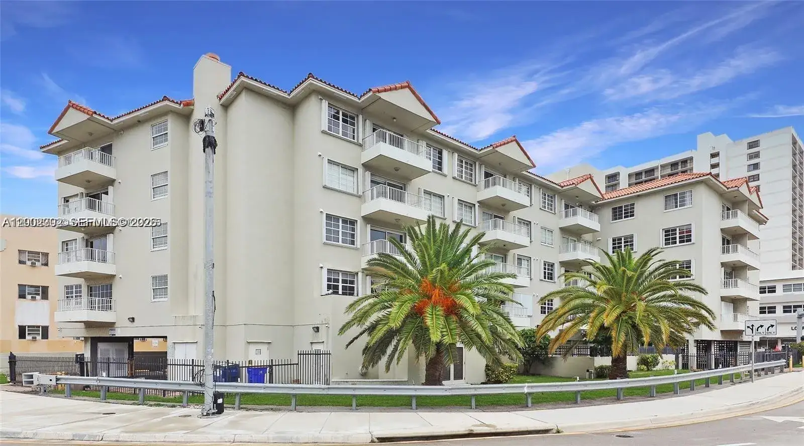2 bedroom 2 bath Residential for sale at 2600 Collins Ave # 405, Miami Beach FL 33140