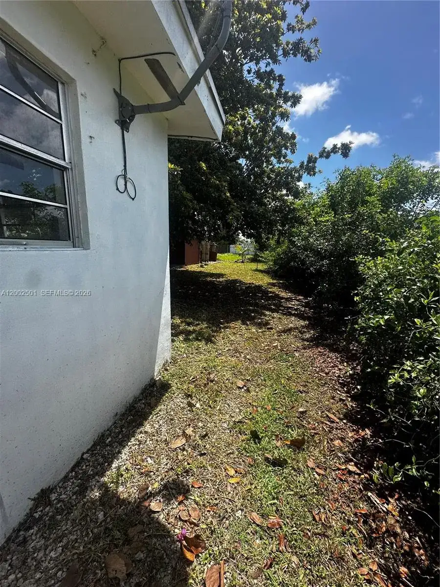 821 SW 2nd St, Florida City FL 33034 photo 2