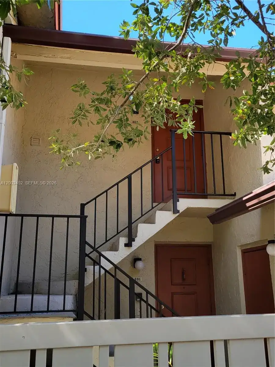 1821 NE 40th Ct # 302, Pompano Beach FL 33064 photo 2