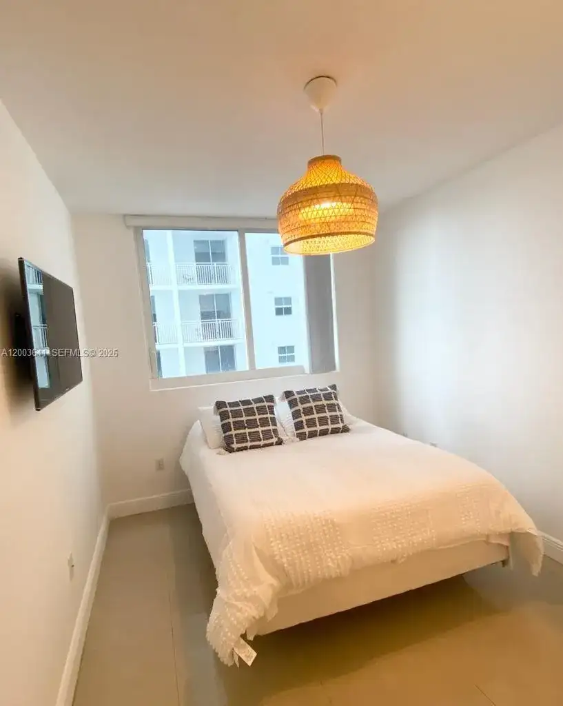 170 SE 14th St # 1504, Miami FL 33131 photo 2
