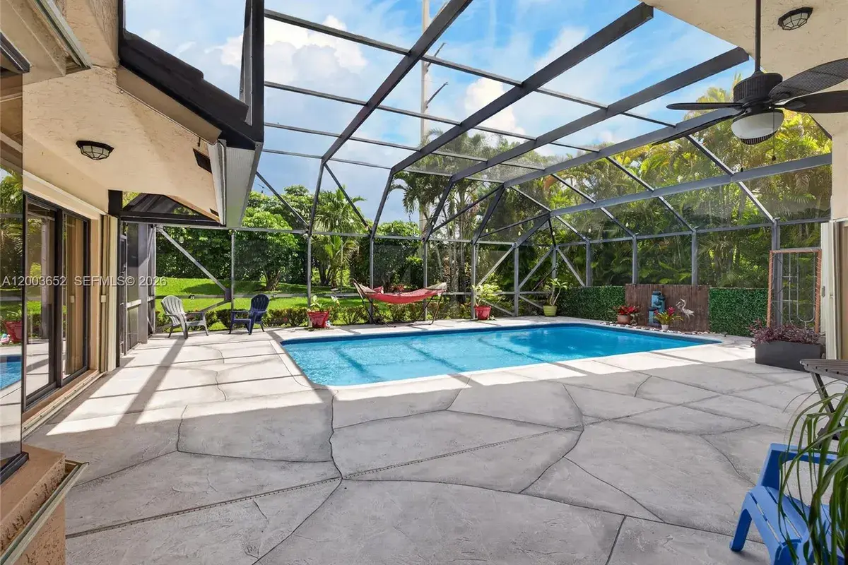 1025 Creekford Dr, Weston FL 33326