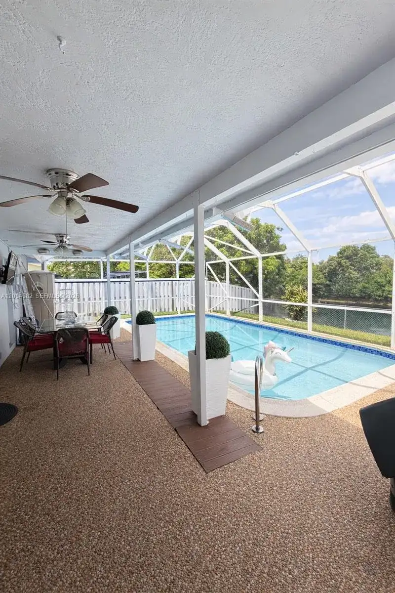 8085 NW 21st St, Sunrise FL 33322 photo 2