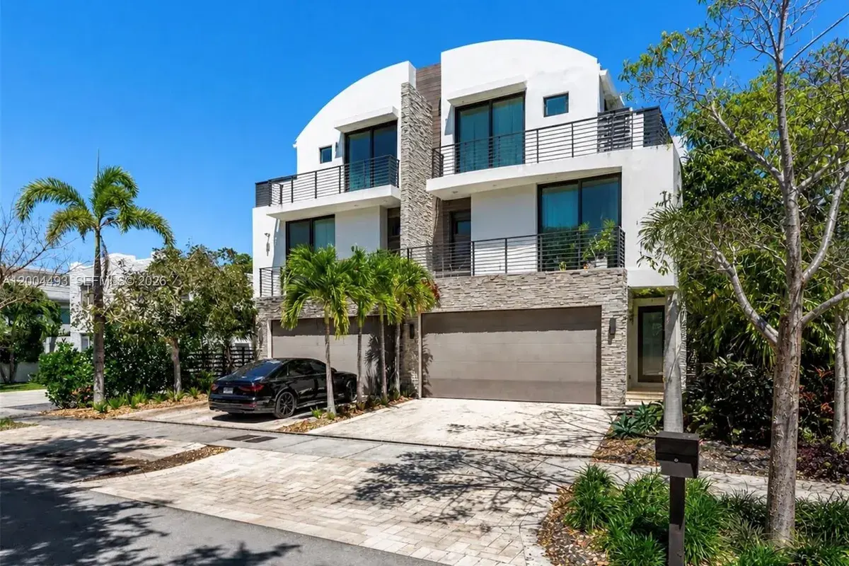 104 NE 16th Ter, Fort Lauderdale FL 33301