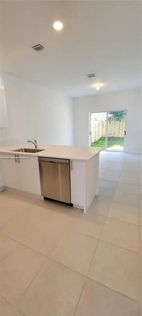 1010 SE 26th Ter, Homestead FL 33035 photo 3
